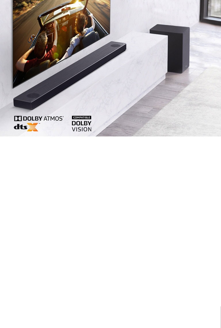 TV στον τοίχο και το LG SoundBar κάτω σε ένα ράφι, με ένα Subwoofer στα δεξιά. Στην TV - ένα ζευγάρι μέσα σε ένα αυτοκίνητο.