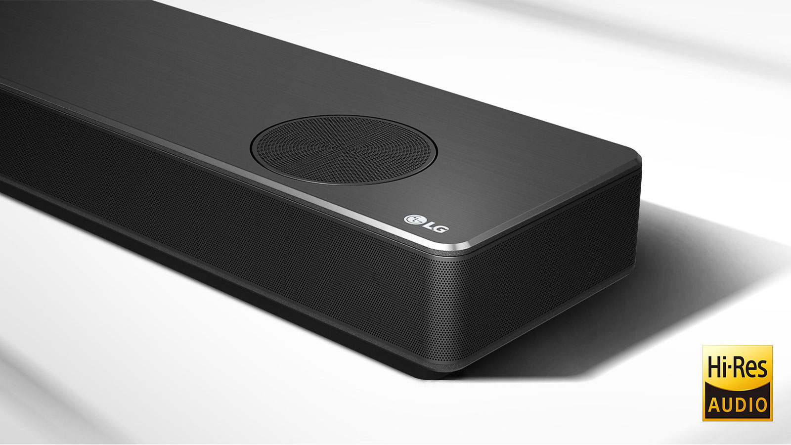 Κοντινό του LG Sound Bar με το λογότυπο της LG στην κάτω δεξιά γωνία. Το λογότυπο Hi-Res φαίνεται επάνω από το προϊόν.