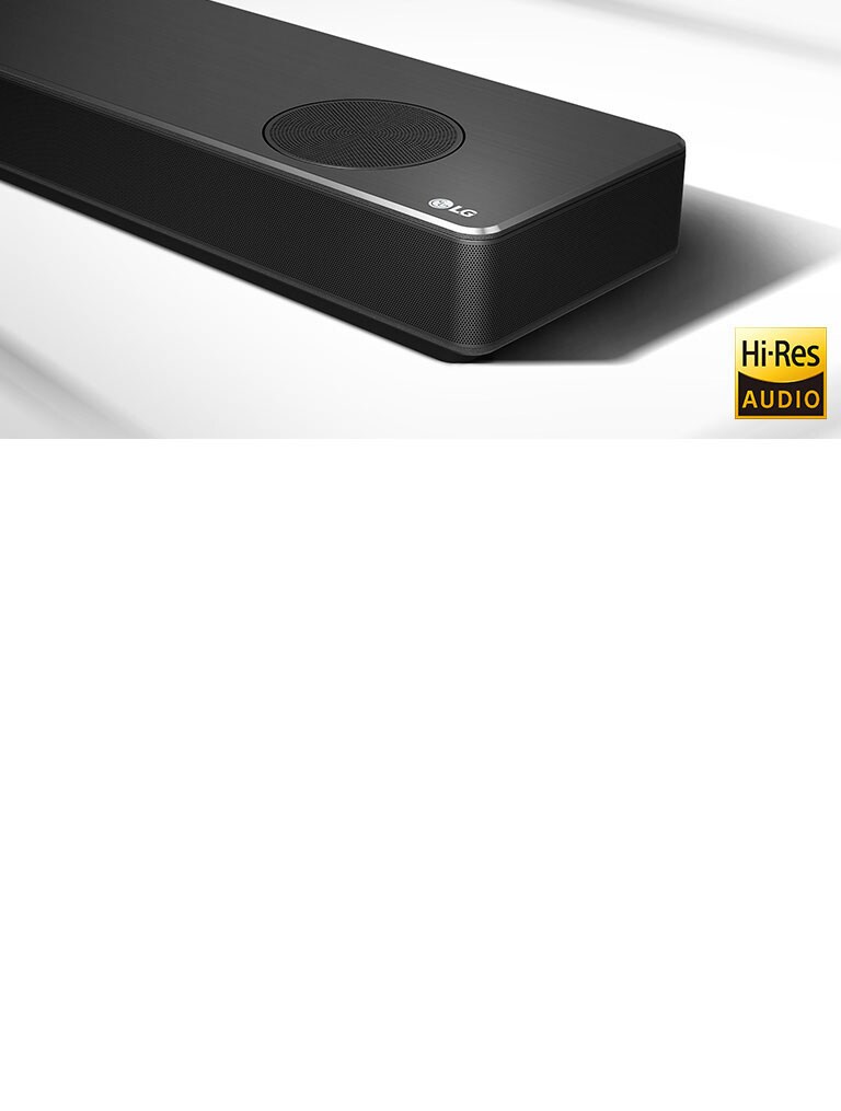 Κοντινό του LG Sound Bar με το λογότυπο της LG στην κάτω δεξιά γωνία. Το λογότυπο Hi-Res φαίνεται κάτω από το προϊόν. 