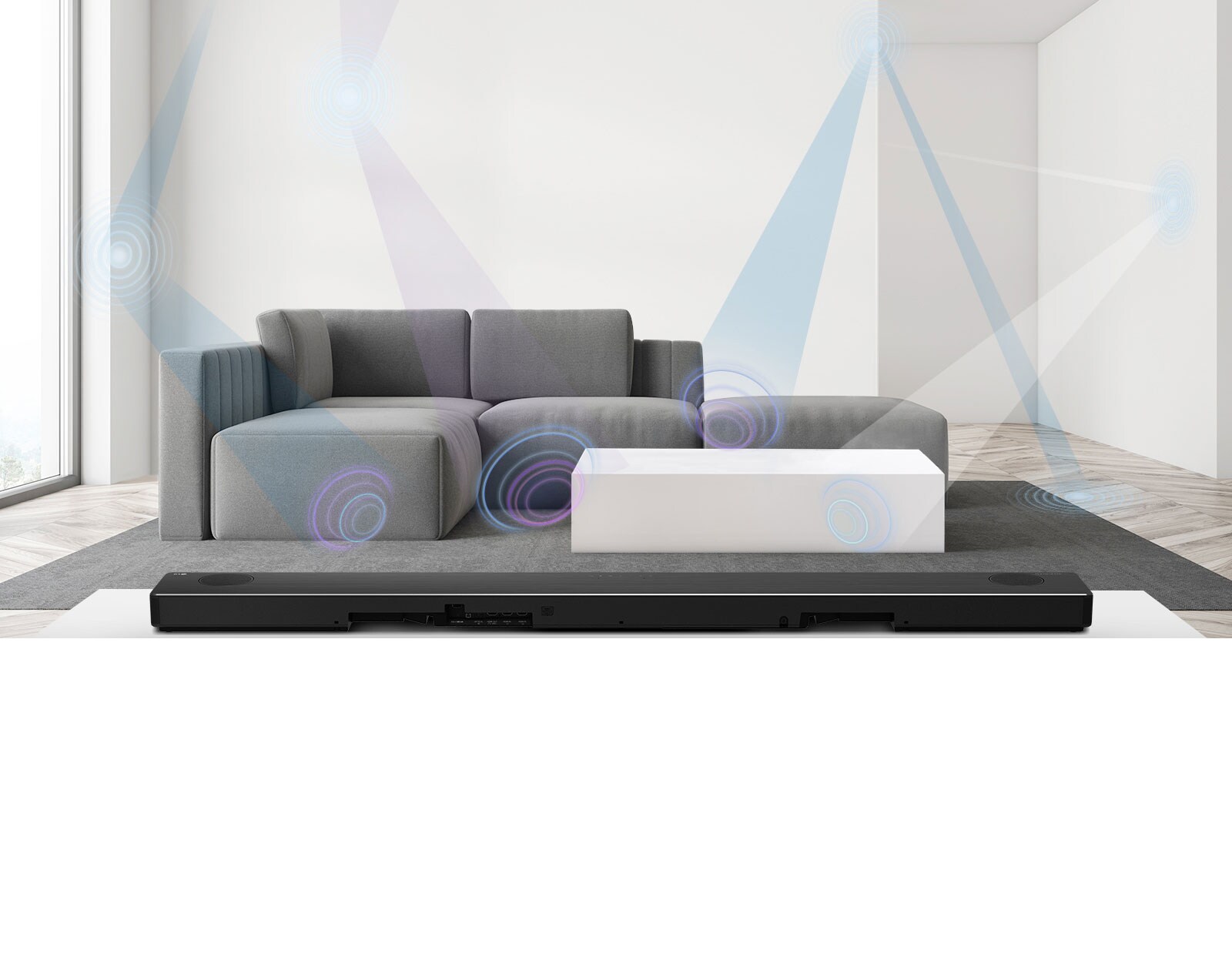 Το πίσω μέρος του LG SoundBar σε σαλόνι με γκρίζο καναπέ στο κέντρο. Γραφική απεικόνιση του μήκους κύματος που μετρά το χώρο.