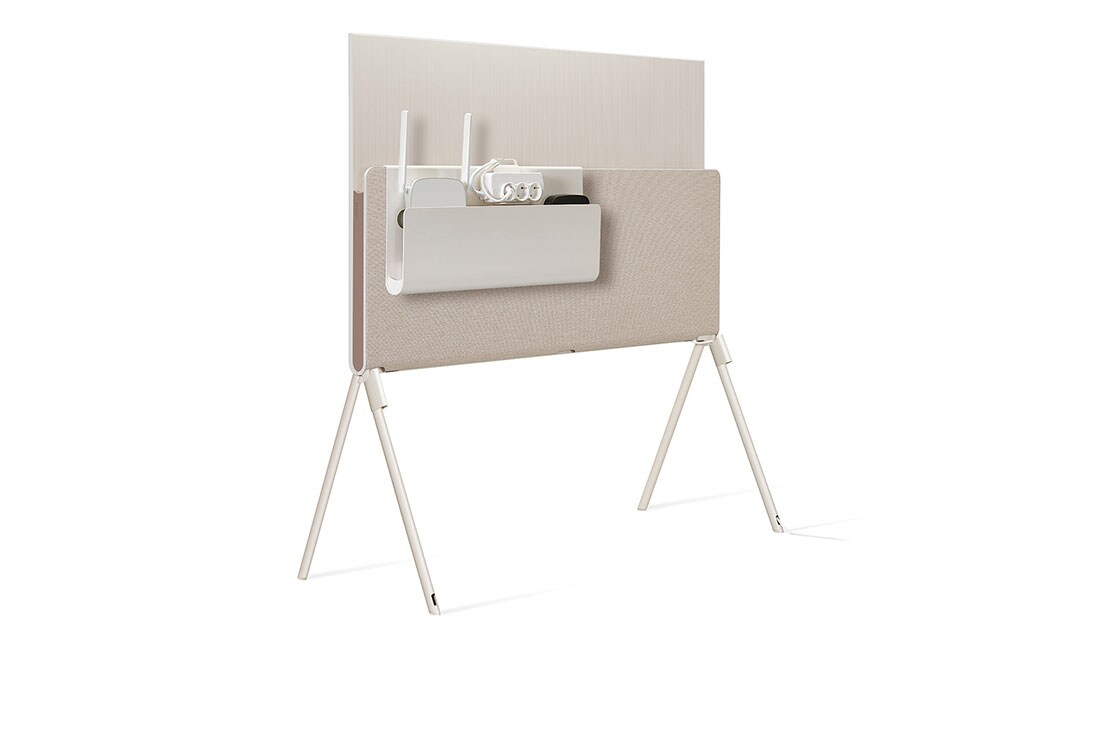 LG OLED evo|Objet Collection- Posé 4K OLED, Η Posé, όπως φαίνεται από πίσω, στραμμένη προς τα αριστερά, με το σύστημα οργάνωσης καλωδίων και αξεσουάρ τοποθετημένο σε ένα ράφι για πολυμέσα, με έναν δρομολογητή, ένα πολύμπριζο και ένα TV box., 55LX1Q6LA, thumbnail 7