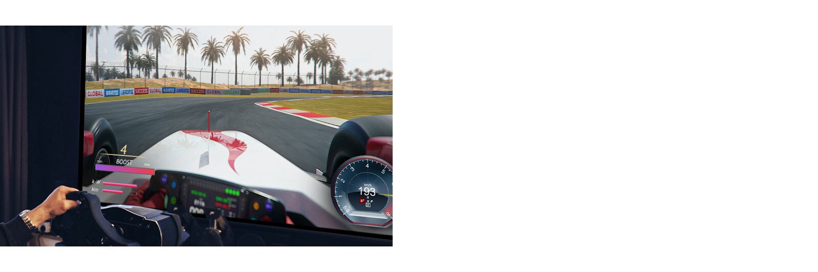 Ένα κοντινό πλάνο ενός παίκτη που κρατάει ένα αγωνιστικό τιμόνι ενώ παίζει σε ένα παιχνίδι αγώνα αυτοκινήτων.