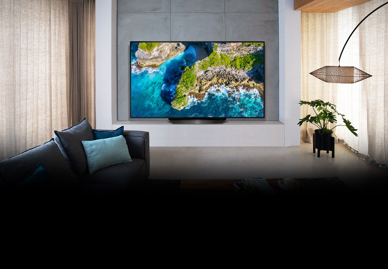 Μια τηλεόραση δείχνει την εικόνα της φύσης όπου δεσπόζει ένα πολυτελές σπίτι