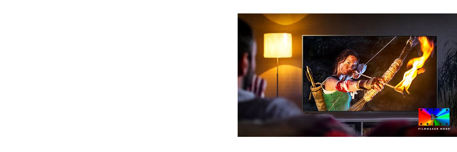 Ένας άνδρας κάθεται σε έναν καναπέ και παρακολουθεί μια ταινία δράσης. Το κορίτσι στην τηλεόραση έχει τεντώσει το βέλος στο τόξο.