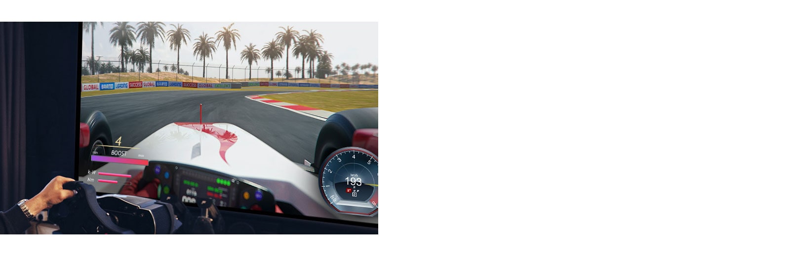 Ένα κοντινό πλάνο ενός παίκτη που κρατάει ένα αγωνιστικό τιμόνι ενώ παίζει σε ένα παιχνίδι αγώνα αυτοκινήτων.