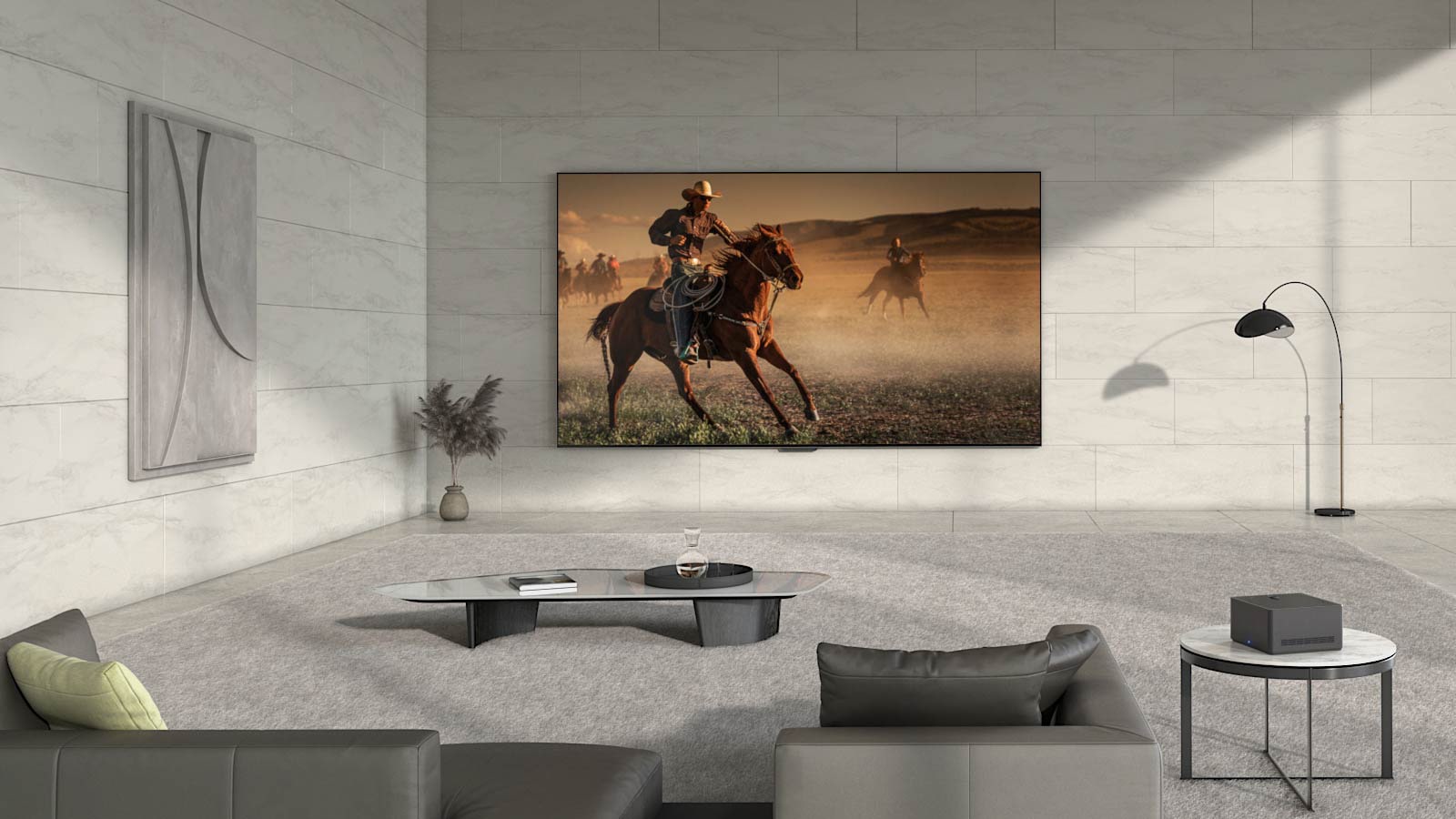 Το πλάνο ανοίγει και δείχνει την LG OLED M3 στον τοίχο ενός δωματίου με ακατάστατα καλώδια και περιφερειακά συνδεδεμένα στην τηλεόραση. Μια μπλε γραμμή μετακινείται κατά μήκος της οθόνης και τα ακατάστατα καλώδια και συσκευές εξαφανίζονται. Στη συνέχεια, εμφανίζεται το Zero Connect Box πάνω στο βοηθητικό τραπεζάκι. Η οθόνη μαυρίζει δείχνοντας μόνο την τηλεόραση και το κουτί, τονίζοντας τη θέση τους. Το κουτί και η τηλεόραση μετακινούνται σε δύο άλλες θέσεις στο δωμάτιο και κάθε φορά η οθόνη μαυρίζει για να τονίζει τις θέσεις τους. 