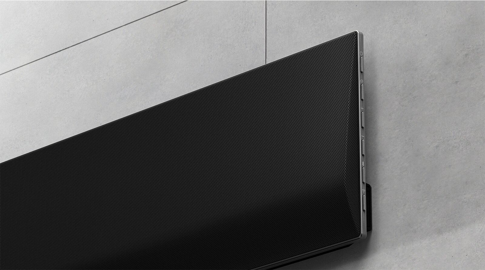Μια κοντινή εικόνα του LG soundbar στον τοίχο.