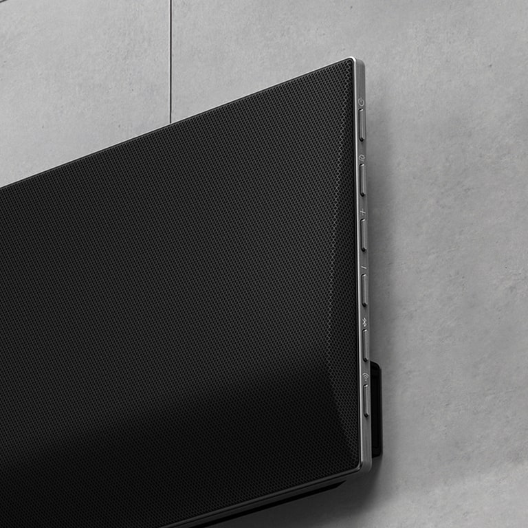 Μια κοντινή εικόνα του LG soundbar στον τοίχο.