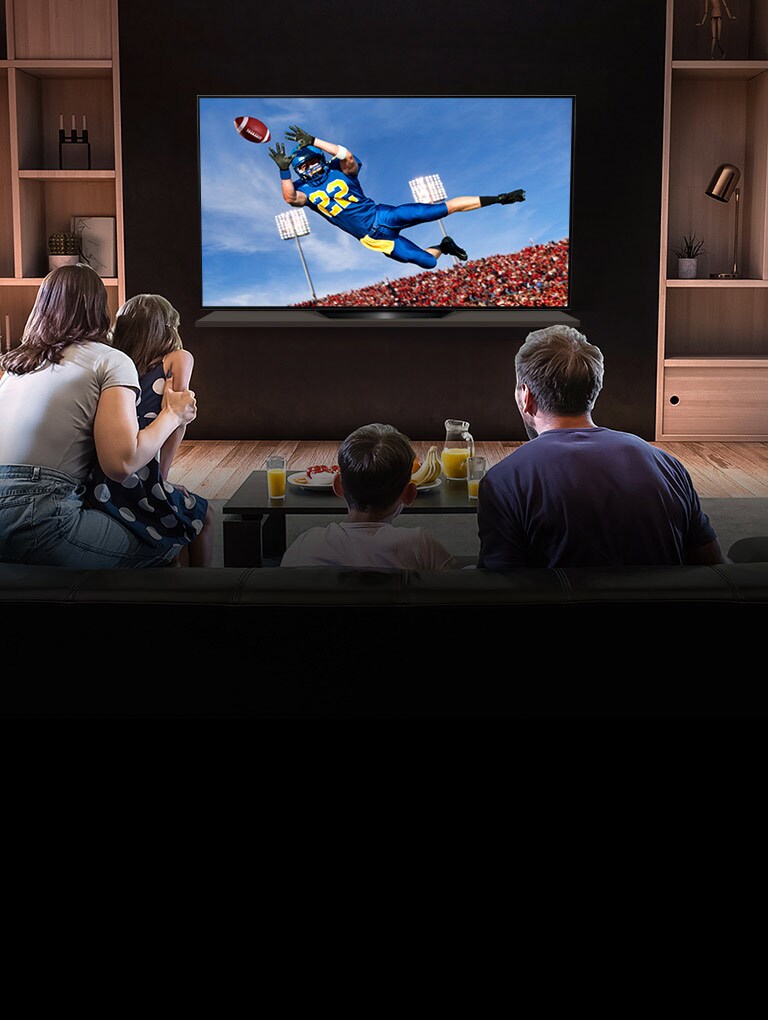 Δύο φίλοι παρακολουθούν ένα αγώνα της Τότεναμ στην τηλεόραση στο σαλόνι