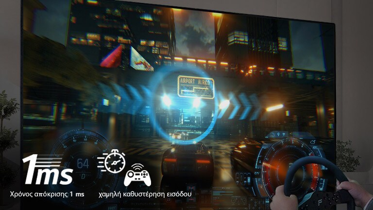 Κοντινό πλάνο ενός παίκτη που κρατάει ένα αγωνιστικό τιμόνι ενώ συμμετέχει σε ένα αγώνα αυτοκινήτων στην τηλεόραση.