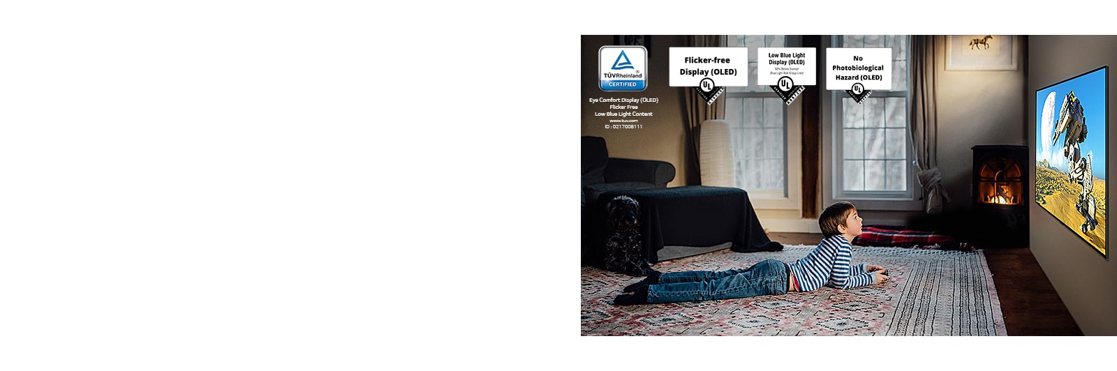 Ένα παιδί ξαπλωμένο στο πάτωμα, με ένα χειριστήριο και παίζει ένα παιχνίδι στην τηλεόραση