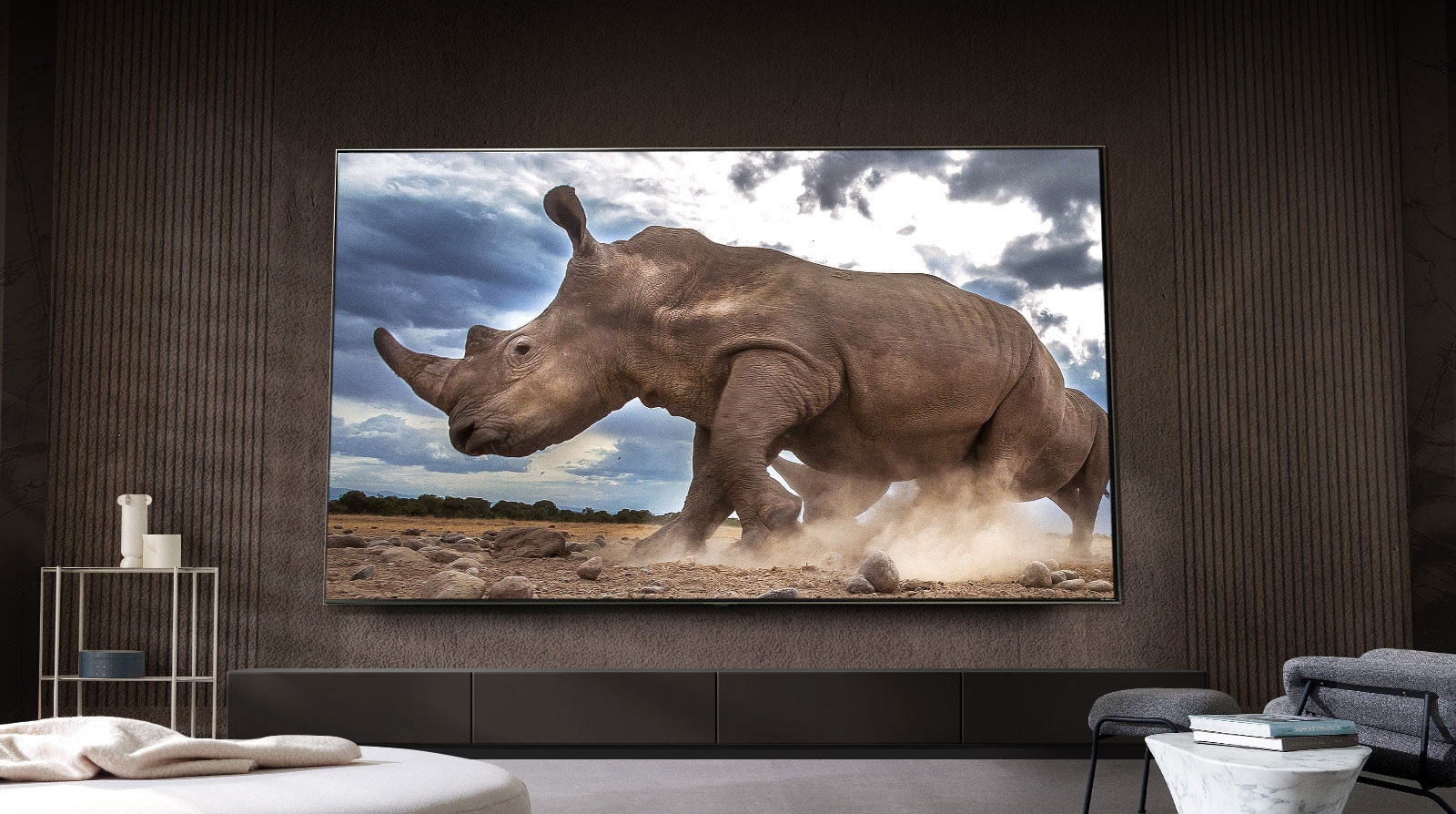 Η εξαιρετικά μεγάλη οθόνη QNED προβάλλεται υπέροχα σε χαμηλές γωνίες.