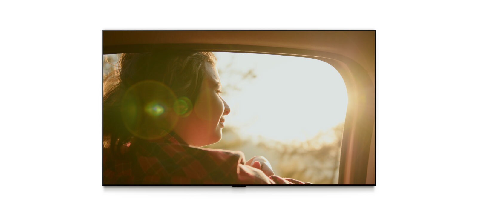 Η LG QNED evo AI Mini LED QNED8M δείχνει μια δραματική σκηνή ενός ατόμου που οδηγεί ένα αυτοκίνητο, στη συνέχεια εμφανίζεται ένα Sports Alert για έναν ζωντανό αγώνα ποδοσφαίρου με σκορ σε πραγματικό χρόνο και, όταν πατηθεί, μεταβαίνει απευθείας στον ζωντανό αγώνα.