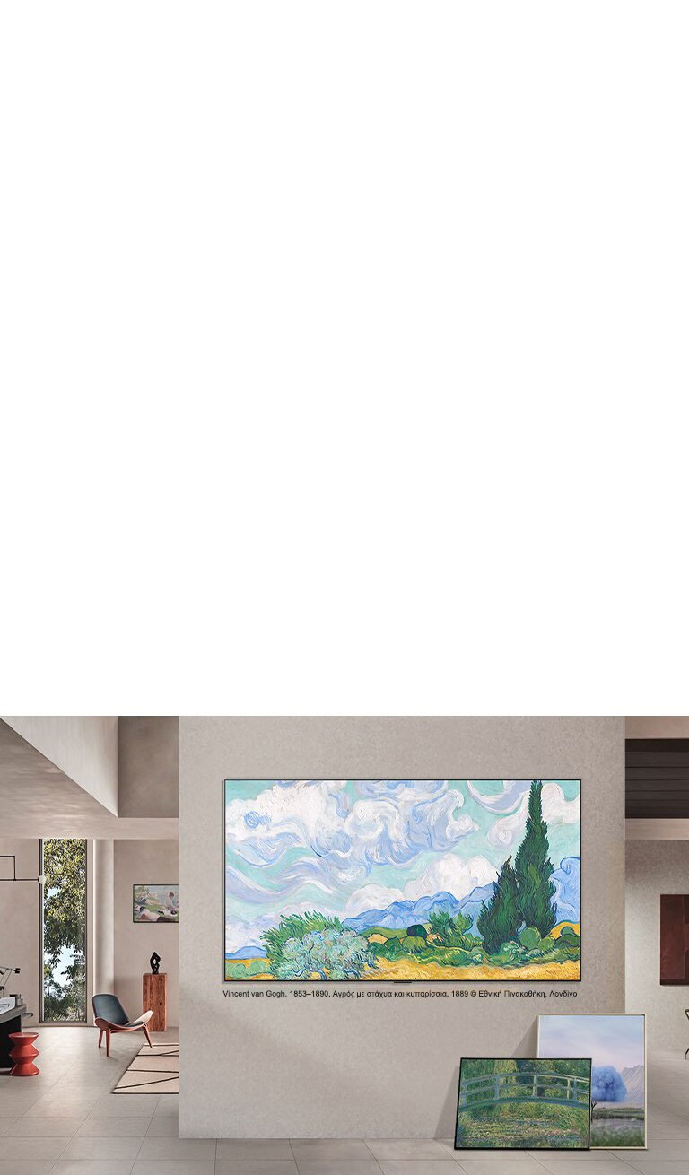 Η LG QNED evo AI Mini LED QNED8M με LG Gallery+ Diverse Art Content εμφανίζει έργα τέχνης σε επιτοίχια οθόνη σε έναν χώρο καθιστικού τύπου γκαλερί, συνοδευόμενα από έναν καμβά και επιπλέον κορνιζαρισμένη τέχνη κοντά.