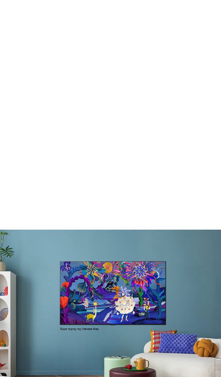 Η LG QNED evo AI QNED82 Mini LED LG Gallery+ προβάλλει ένα έργο τέχνης με θέμα τη φύση της Varvara Alay, τοποθετημένο χωνευτά στον τοίχο ενός μπλε σαλονιού στο πλαίσιο της εμπειρίας καλλιτεχνικού περιεχομένου της τηλεόρασης. 