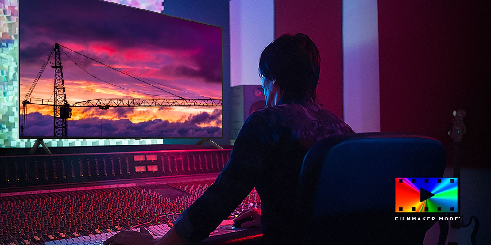 Ένας άντρας σε ένα σκοτεινό στούντιο επεξεργασίας κοιτάζει μια LG TV που δείχνει ένα ηλιοβασίλεμα. Στην κάτω δεξιά πλευρά της εικόνας είναι το λογότυπο FILMMAKER Mode.