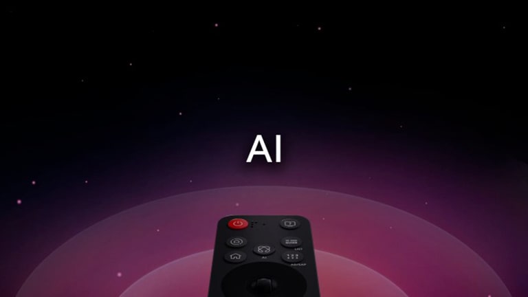 Ένα LG AI Magic Remote μπροστά από ένα αφηρημένο φόντο. Το κουμπί AI επισημαίνεται. Υπάρχει μια γραφική αναπαράσταση του περιβάλλοντος εργασίας χρήστη με εικονίδια του τρόπου με τον οποίο το κουμπί AI επιτρέπει στους χρήστες πρόσβαση σε διαφορετικές λειτουργίες AI. Οι υπηρεσίες περιλαμβάνουν τα AI Voice ID, AI Search, AI Chatbot, AI Concierge, AI Picture Wizard και AI Sound Wizard. Οι λειτουργίες τύπου ποντικιού παρουσιάζονται έπειτα καθώς ο δρομέας εμφανίζεται πάνω από μια διεπαφή, παρουσιάζοντας πώς το τηλεχειριστήριο προσφέρει απλοποιημένους ελέγχους.