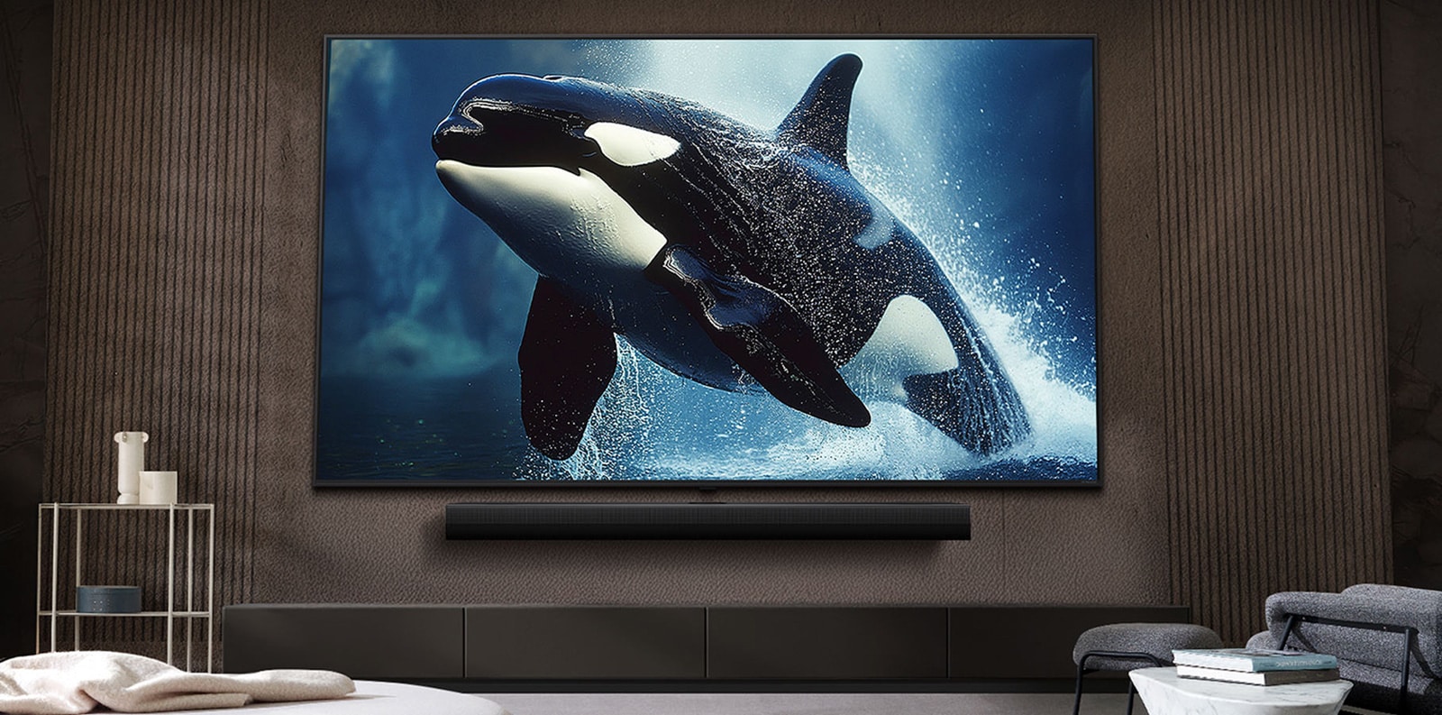 Η LG TV με μια εντυπωσιακά μεγάλη οθόνη τοποθετημένη σε έναν τοίχο πάνω από ένα LG Soundbar σε ένα σύγχρονο σαλόνι.