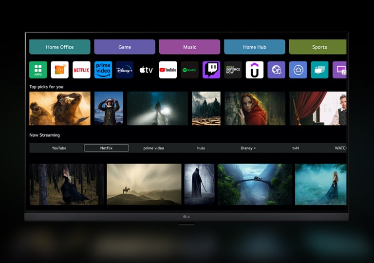 Αρχική οθόνη του webOS 23 με τις κατηγορίες Home Office, Game, Music, Home Hub και Sports. Το κάτω μέρος της οθόνης εμφανίζει εξατομικευμένες προτάσεις κάτω από τον τίτλο «Κορυφαίες επιλογές για εσάς», και «Διαθέσιμο τώρα».