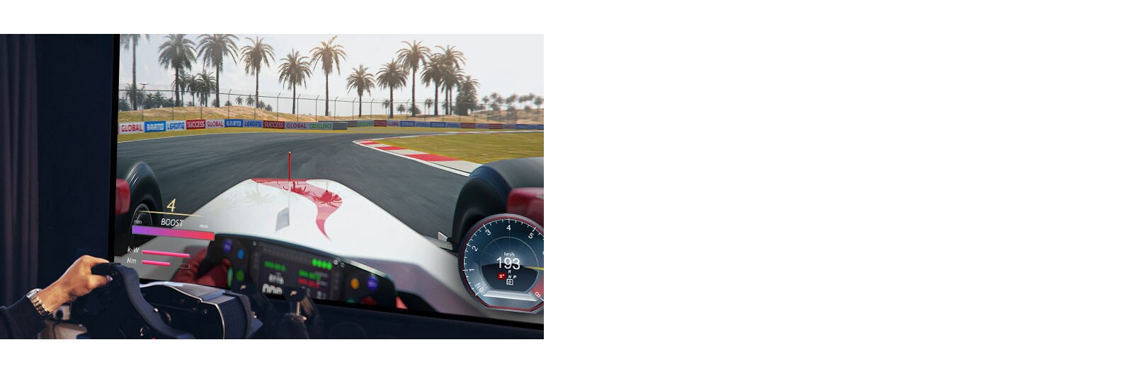 Ένα κοντινό πλάνο ενός παίκτη που κρατάει ένα αγωνιστικό τιμόνι ενώ παίζει σε ένα παιχνίδι αγώνα αυτοκινήτων.