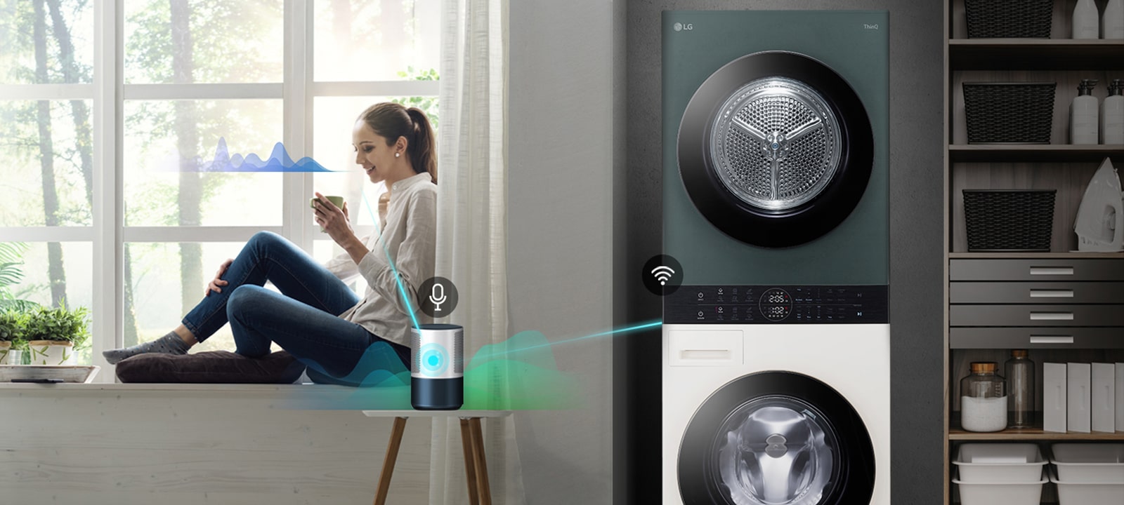 Μια γυναίκα κάθεται σε ένα παράθυρο και κρατάει ένα ποτό. Μιλάει στο ηχείο AI που εμφανίζεται με μια γραμμή από αυτήν προς το ηχείο και ένα ηχητικό κύμα δίπλα στο πρόσωπό της. Το ηχείο AI μετά συνδέεται στο πλυντήριο που εμφανίζεται με μια γραμμή και ηχητικά κύματα.