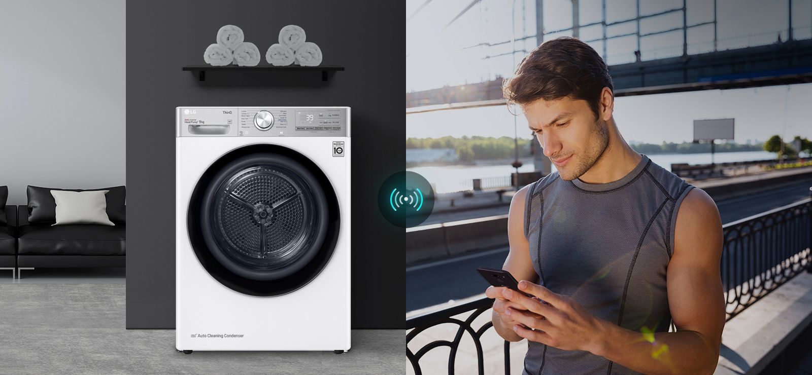 Ένας άντρας κοιτά ένα smartphone.
