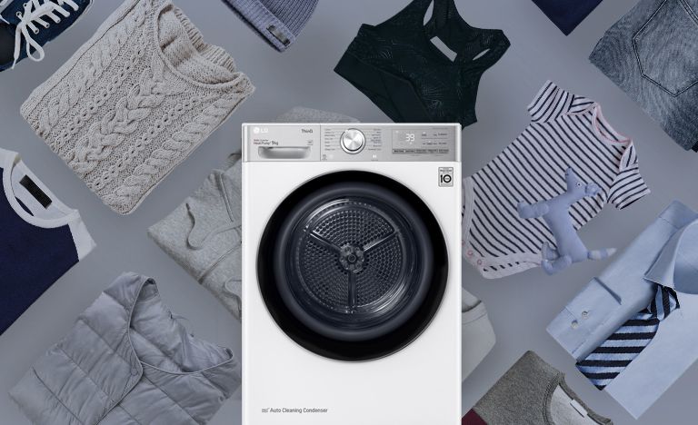 Πίσω από το στεγνωτήριο υπάρχουν διάφορα υφάσματα.