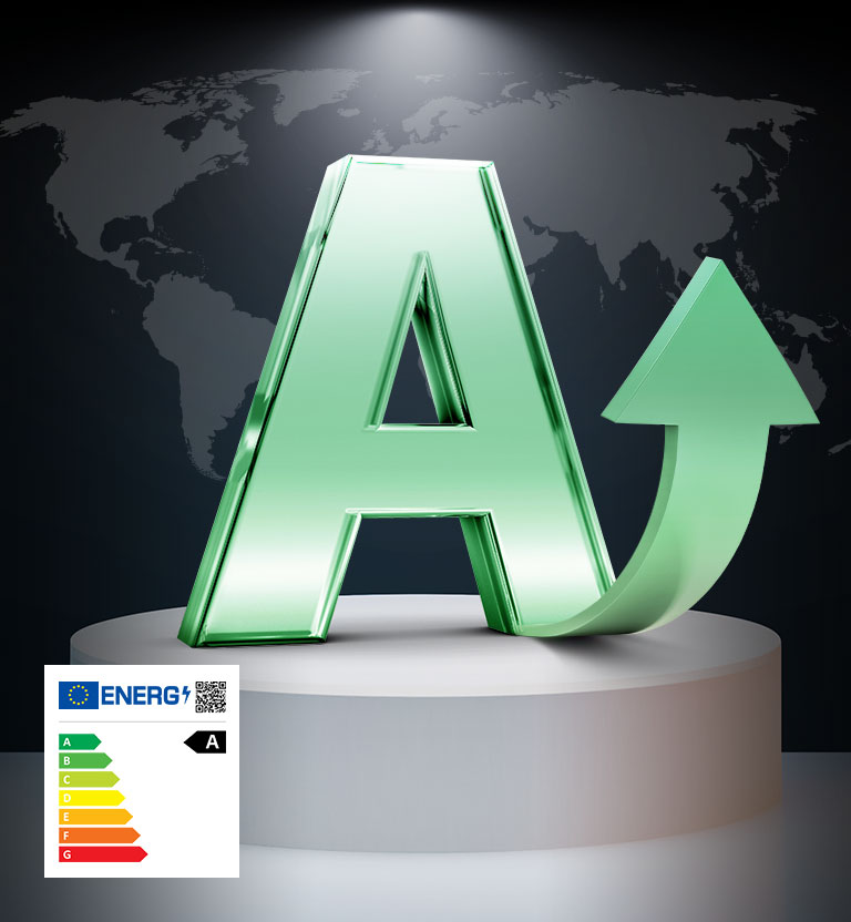 Υπάρχει ένας χάρτης του κόσμου σε μαύρο και γκρι στο παρασκήνιο. Υπάρχει ένα κεφαλαίο "Α" με πράσινο χρώμα σε μια σκηνή στο προσκήνιο, με ένα βέλος που ξεπροβάλλει προς τα πάνω από το κάτω μέρος του ενός σκέλους. Ένα ραβδόγραμμα κάτω αριστερά, με την ετικέτα "ENERGY" και ένα βέλος που δείχνει το υψηλότερο, πράσινο επίπεδο.