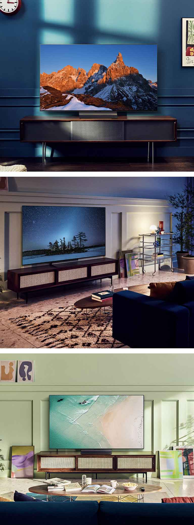 Η περιστρεφόμενη βάση σε τρεις διαφορετικούς χώρους. Ο πρώτος είναι σε μια βάση μπροστά από έναν βαθυγάλαζο τοίχο, ο δεύτερος σε μια βάση μπροστά από έναν καναπέ σε ένα σαλόνι και ο τρίτος σε μια βάση που περιβάλλεται από έργα τέχνης σε ένα ακατάστατο σαλόνι.