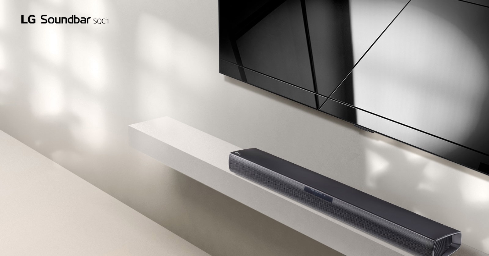 Το LG sound bar SQC1 και μια τηλεόραση της LG τοποθετημένα μαζί στο σαλόνι. Η τηλεόραση είναι αναμμένη και δείχνει μια εικόνα με γραφικά.