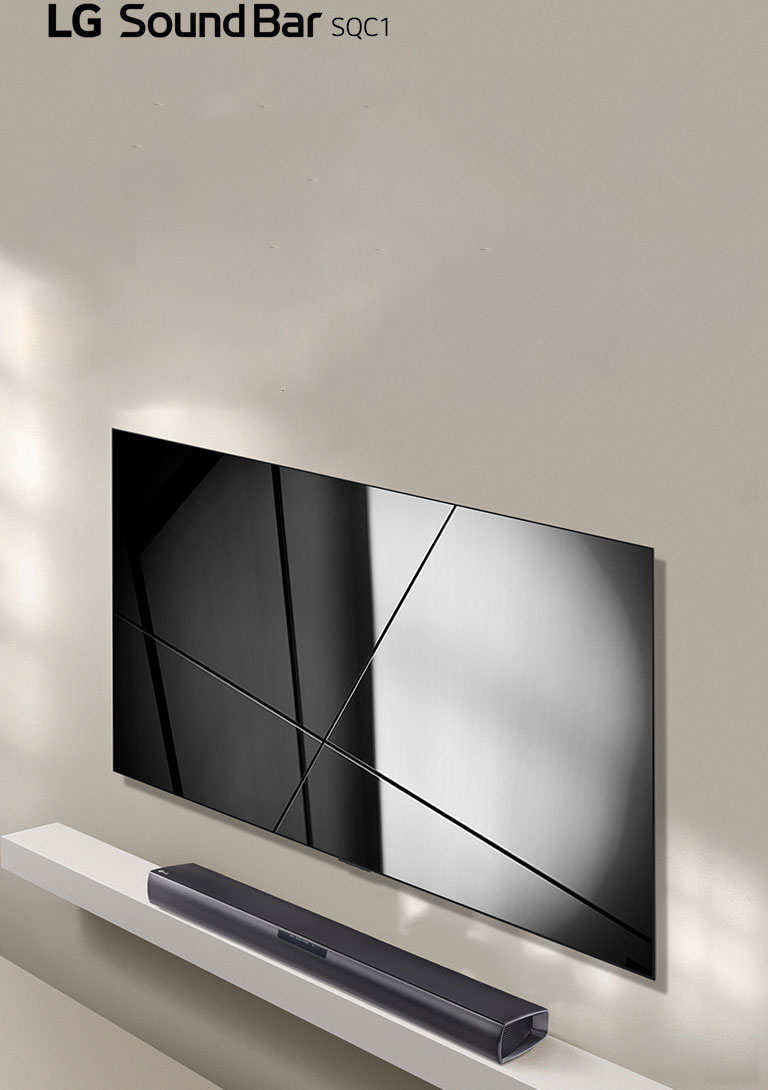 Το LG sound bar SQC1 και μια τηλεόραση της LG τοποθετημένα μαζί στο σαλόνι. Η τηλεόραση είναι αναμμένη και δείχνει μια εικόνα με γραφικά.