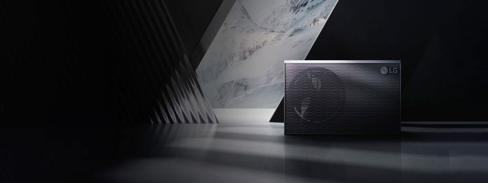 Μια μαύρη συσκευή LG THERMA V τοποθετημένη μπροστά από ένα ορεινό χιονισμένο σκηνικό.
