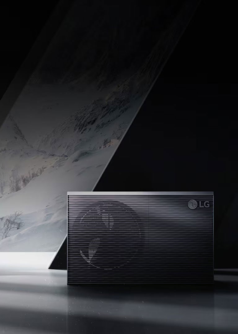 Μια μαύρη συσκευή LG THERMA V τοποθετημένη μπροστά από ένα ορεινό χιονισμένο σκηνικό.