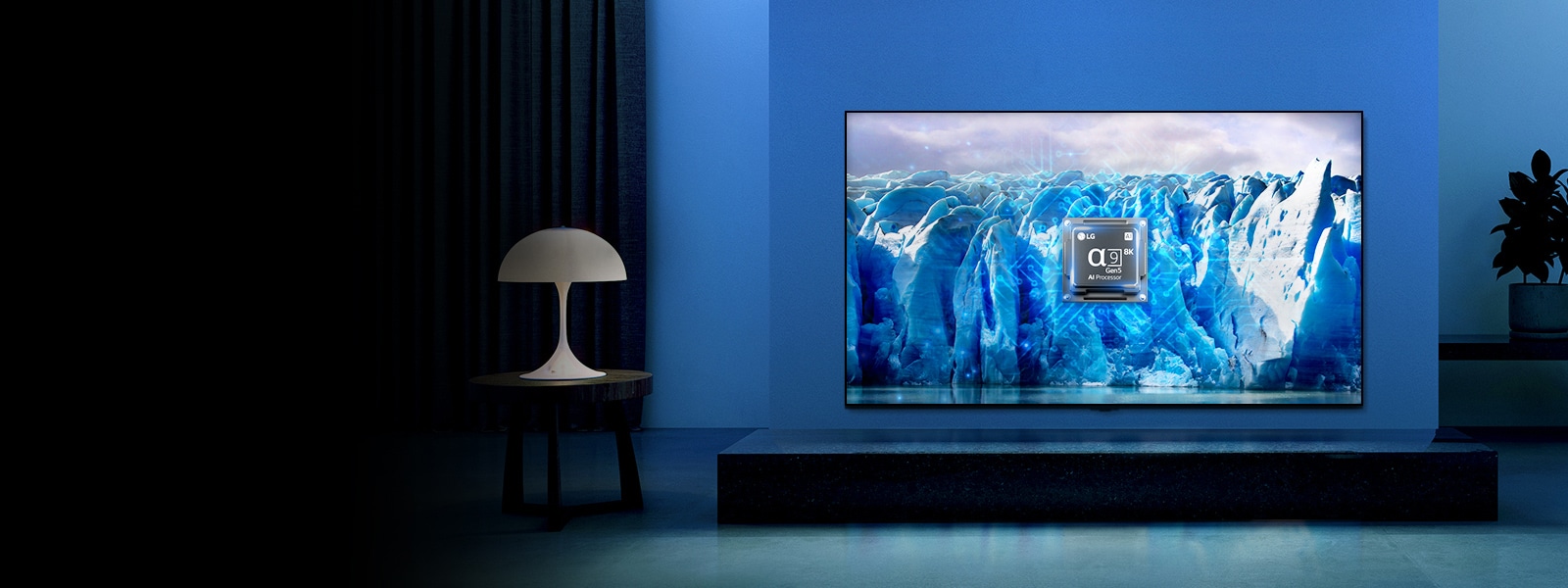 Η τηλεόραση QNED είναι τοποθετημένη σε ένα σαλόνι με μπλε απόχρωση. Το τσιπ του επεξεργαστή alpha 9 βρίσκεται στη μέση της τηλεόρασης και το οπτικό εφέ του μπλε ηλεκτρονικού κυκλώματος βρίσκεται ακριβώς πίσω από το τσιπ του επεξεργαστή. Στην τηλεόραση εμφανίζεται η εικόνα ενός τεράστιου μπλε παγόβουνου