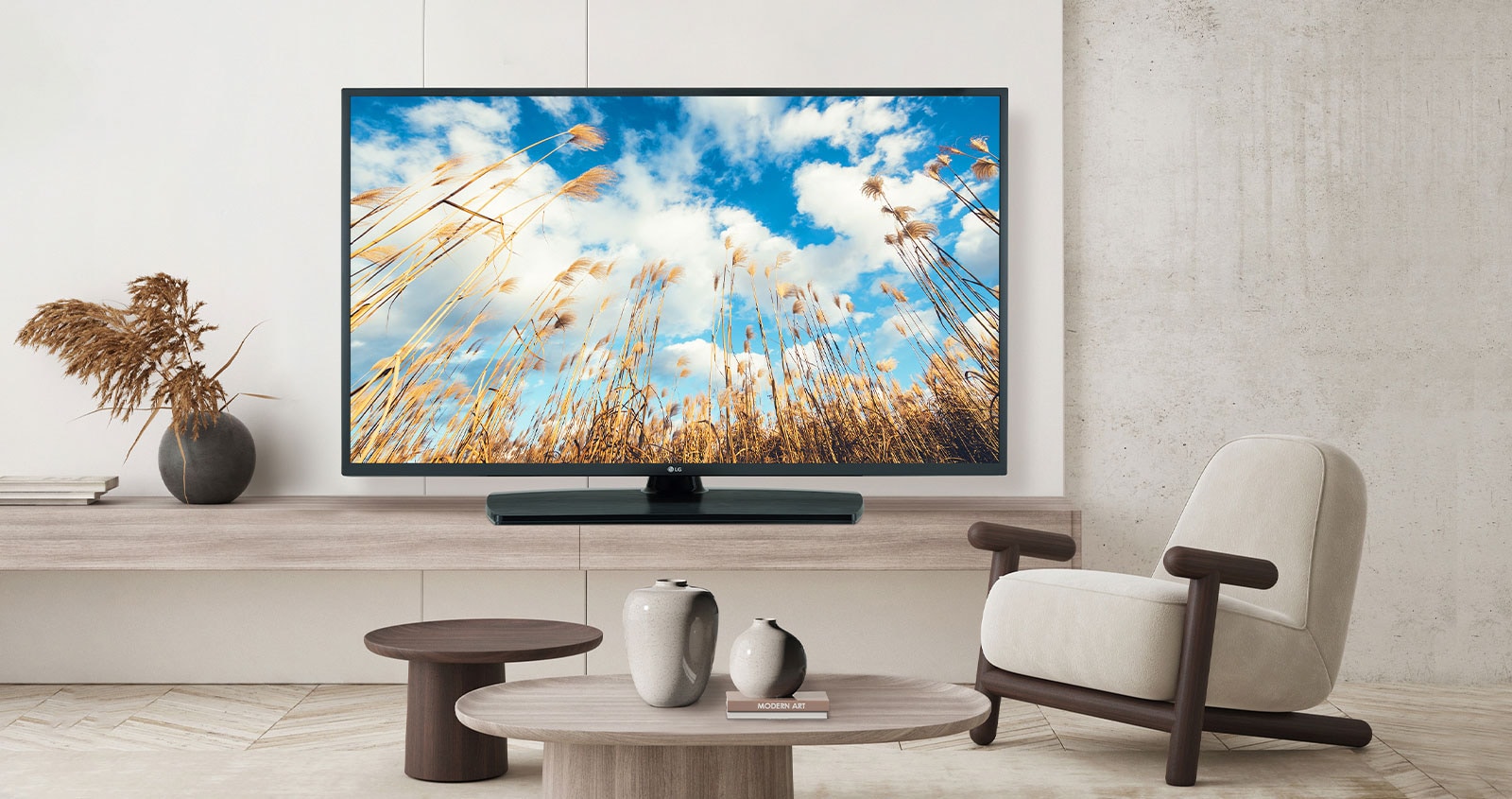 Μια τηλεόραση στον τοίχο ενός ξενοδοχείου δείχνει μια φωτεινή και ζωντανή οθόνη.