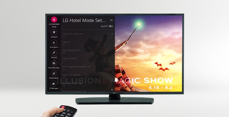 Ένα άτομο ελέγχει τις ρυθμίσεις της τηλεόρασης με τη λειτουργία Δημόσιας προβολής.