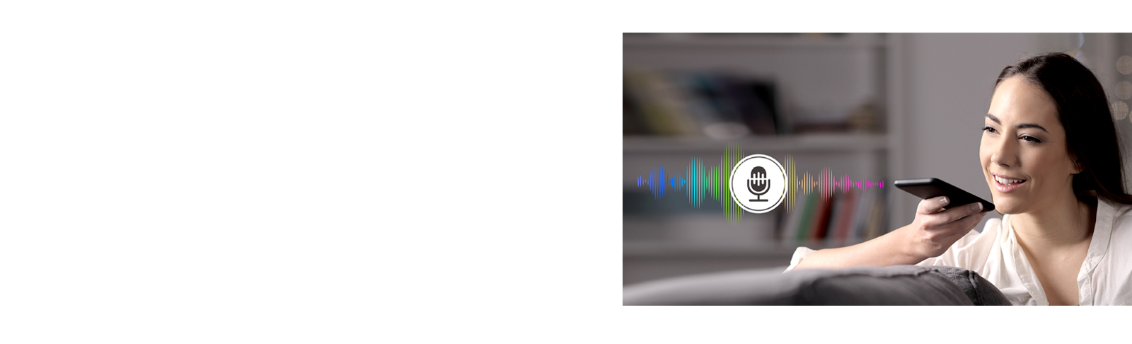 Μια γυναίκα χειρίζεται την τηλεόραση μιλώντας σε ένα τηλεχειριστήριο που διαθέτει αναγνώριση φωνής.