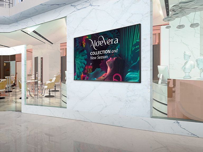 Μία Signage εγκατεστημένη στους εσωτερικούς τοίχους του εμπορικού κέντρου προβάλλει διαφημίσεις με ζωηρά χρώματα.