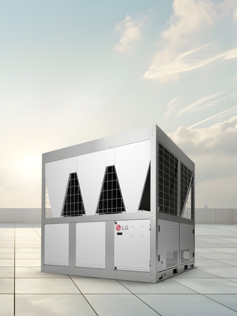 Ένα LG Inverter Scroll Chiller τοποθετείται σε μια ταράτσα με καθαρό ουρανό και απαλό φως του ήλιου στο φόντο.