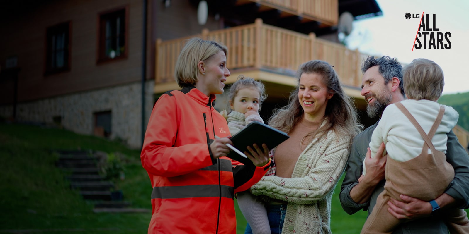 Ένα μεγάλο σπίτι στο πράσινο λιβάδι