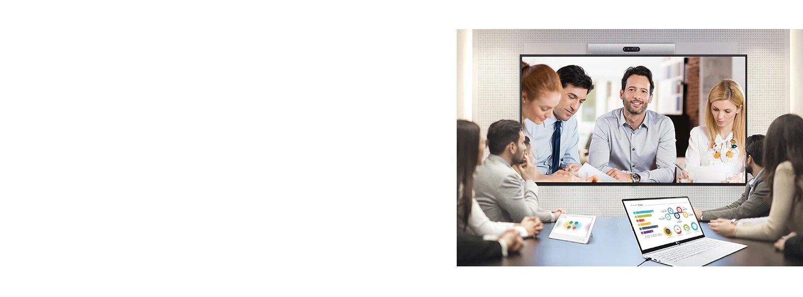 Μια βιντεοδιάσκεψη σε εξέλιξη, όπου απεικονίζονται άτομα σε μια οθόνη signage αναρτημένη στον τοίχο. 