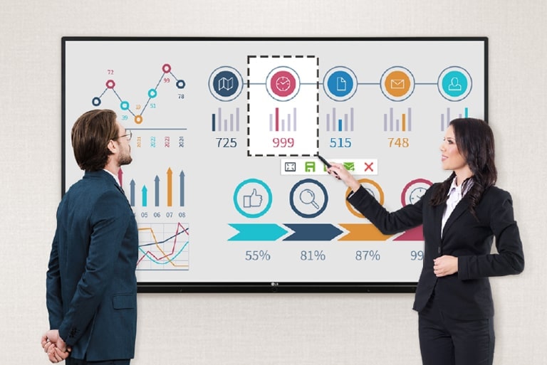 Μια γυναίκα αποτυπώνει τμήμα της TR3BG και εξηγεί στον άντρα.