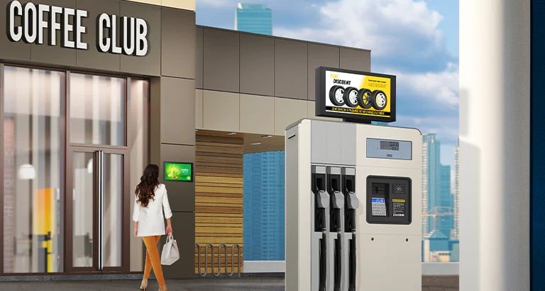 Οι διαφημίσεις για ελαστικά εμφανίζονται σε μία οθόνη 22XE1J που είναι τοποθετημένη στο επάνω μέρος της αντλίας καυσίμων. Μία κυρία ενώ μπαίνει σε ένα καφέ κοιτάζει τη διαφήμιση πάνω σε μία οθόνη 22XE1J που είναι τοποθετημένη στον τοίχο του κτιρίου.