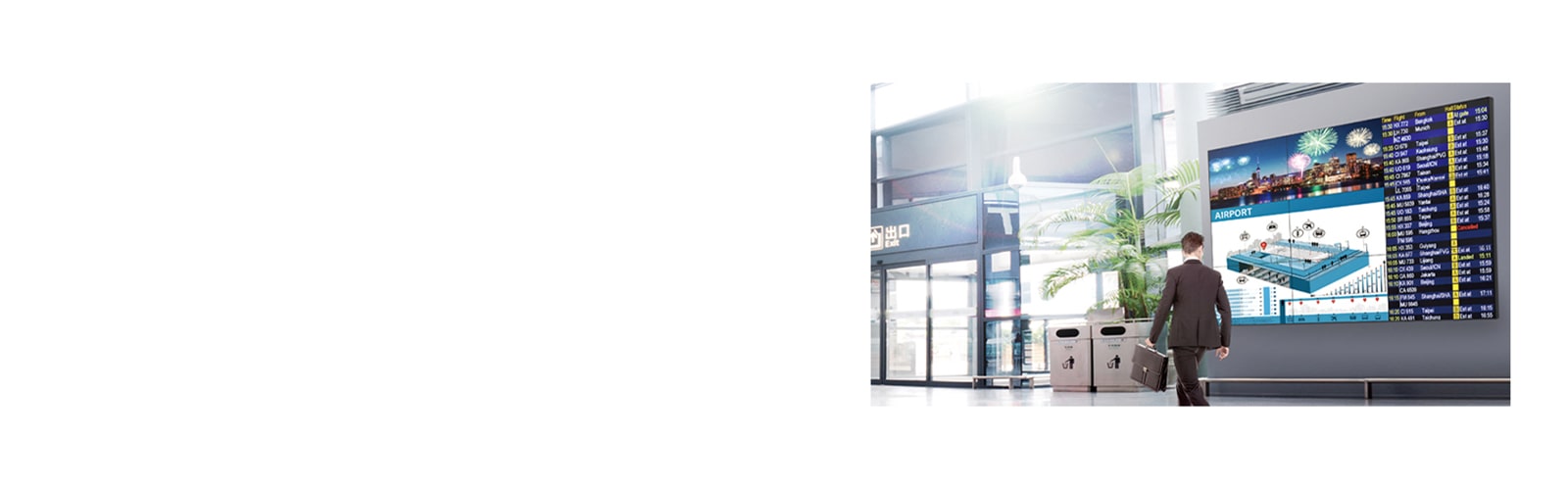 Ένας περαστικός άντρας παρακολουθεί την οθόνη, στην οποία προβάλλονται ζωηρά χρώματα από οποιαδήποτε γωνία.