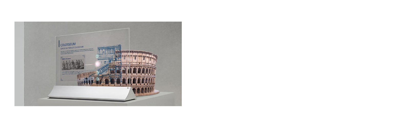 Πληροφορίες για το Κολοσσαίο προβάλλονται στην οθόνη μιας Transparent OLED, η οποία βρίσκεται μπροστά από τη μακέτα του Κολοσσαίου.