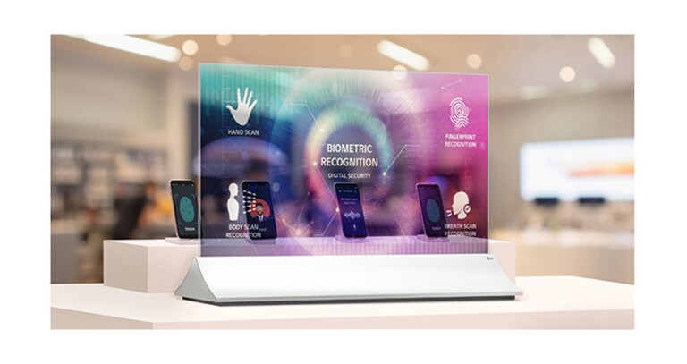 Σε ένα κατάστημα κινητών τηλεφώνων, οι λειτουργίες ενός smartphone περιγράφονται στη διαφανή οθόνη OLED μπροστά από το smartphone.