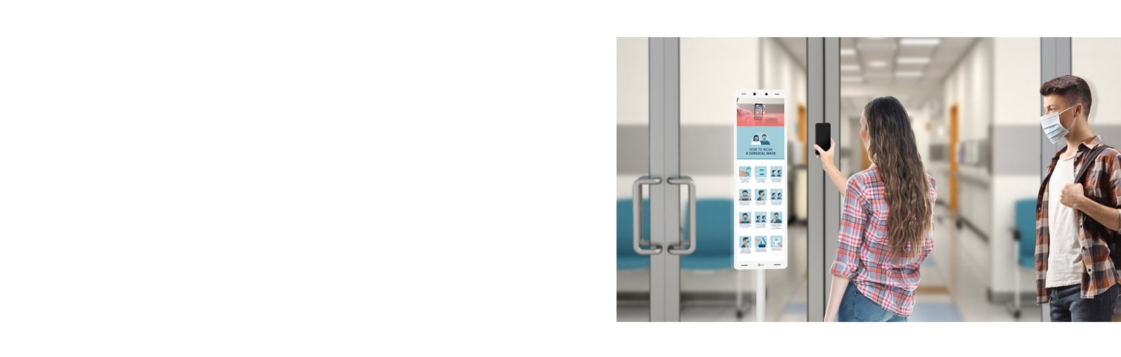 Ένας χρήστης σαρώνει έναν κωδικό QR με το κινητό του τηλέφωνο σε ένα τερματικό θερμικής ανίχνευσης 29" της LG που είναι εγκατεστημένο μπροστά από την είσοδο.