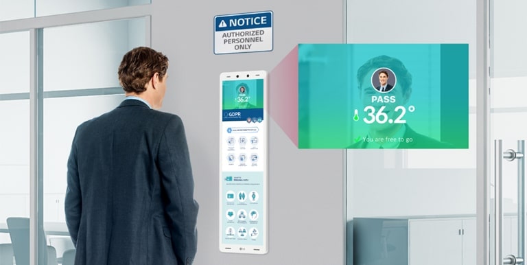 Ο έλεγχος ταυτοποίησης γίνεται από το τερματικό θερμικής ανίχνευσης της LG για την είσοδο ενός υπαλλήλου στην απαγορευμένη περιοχή και η μεγεθυμένη οθόνη τον αναγνωρίζει ως μέλος της εταιρείας και του επιτρέπει την είσοδο.