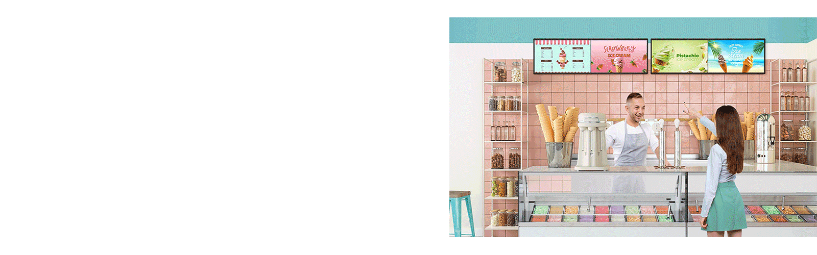 Στο εσωτερικό ενός παγωτατζίδικου, υπάρχει μια εγκατεστημένη BH7N και η οθόνη εμφανίζει ταυτόχρονα το μενού παγωτών και διαφημίσεις.
