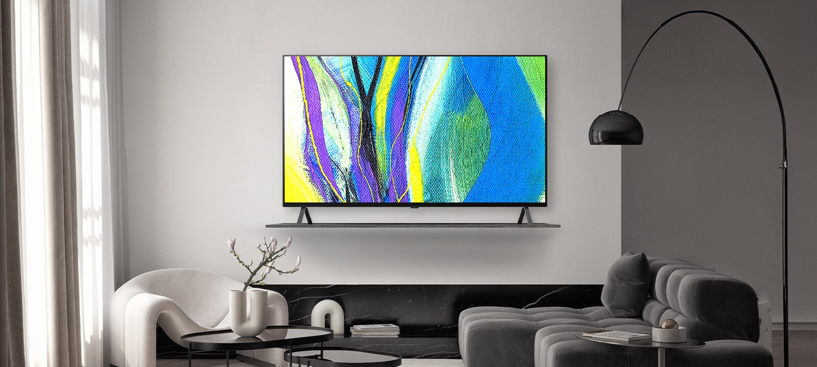 Μια τηλεόραση είναι πλαισιωμένη στο ράφι ενός τοίχου ξενοδοχείου και στην οθόνη της τηλεόρασης προβάλλονται έργα τέχνης.